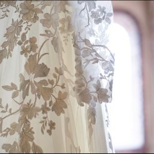 Essence of Australia Wedding Dress sleeve size 6